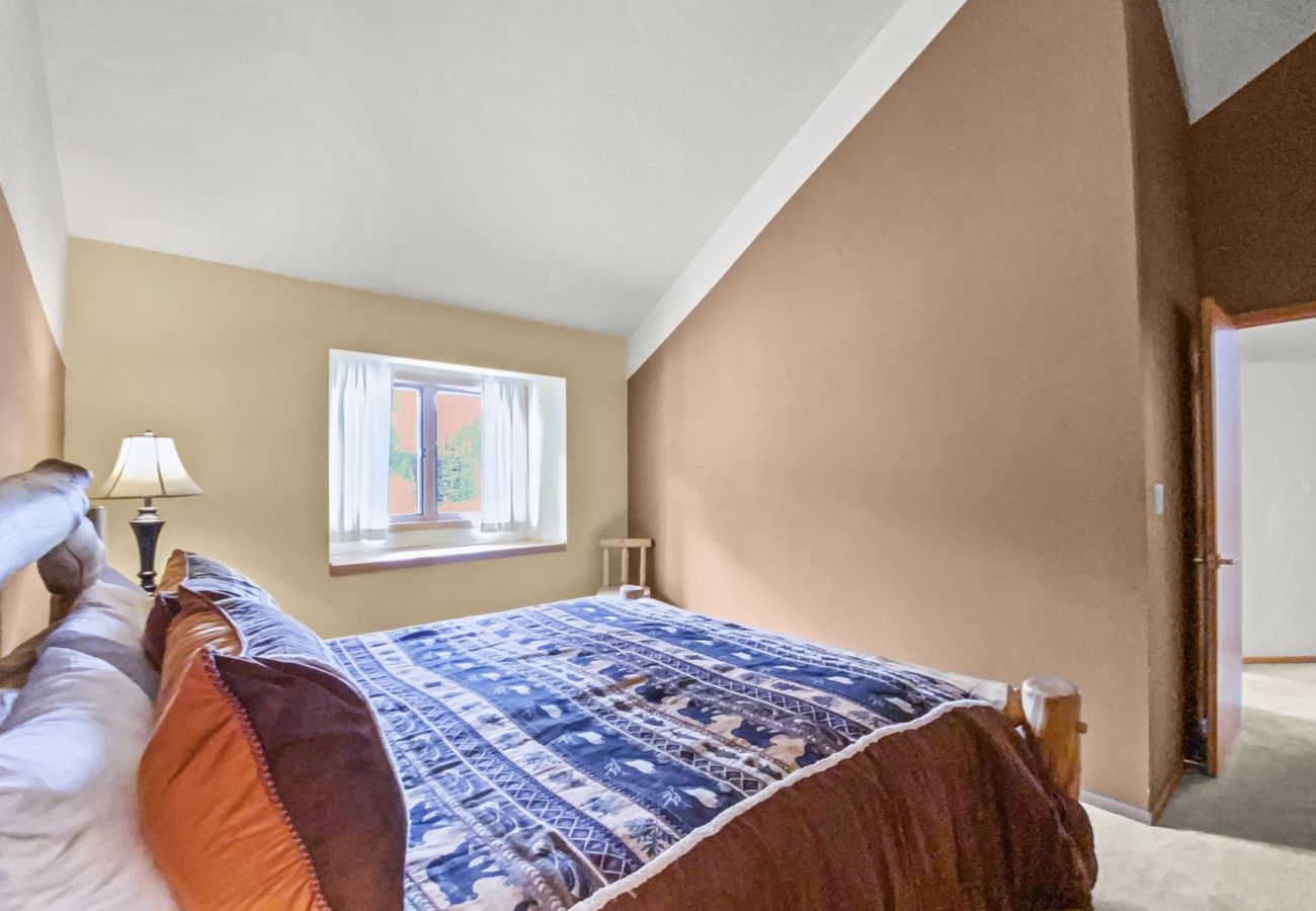 Townhouse in Breckenridge - Mountain Views & Private Hot Tub Near Peak 10