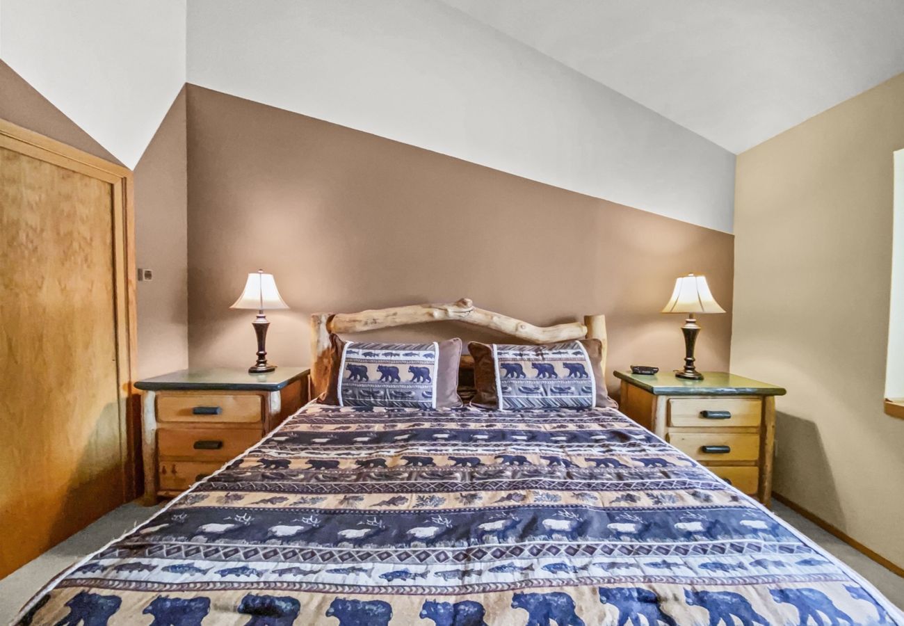 Townhouse in Breckenridge - Mountain Views & Private Hot Tub Near Peak 10