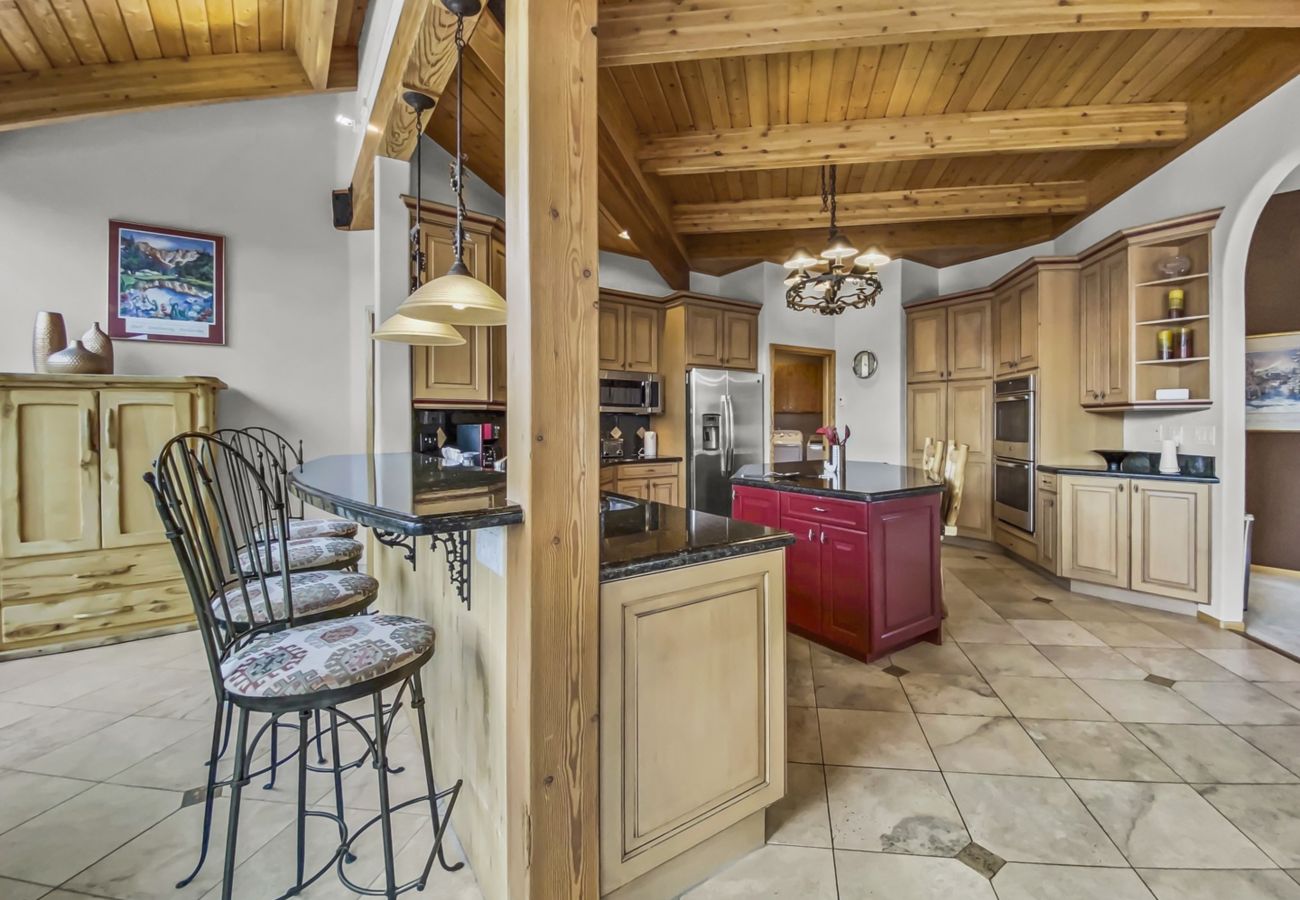 Townhouse in Breckenridge - Mountain Views & Private Hot Tub Near Peak 10