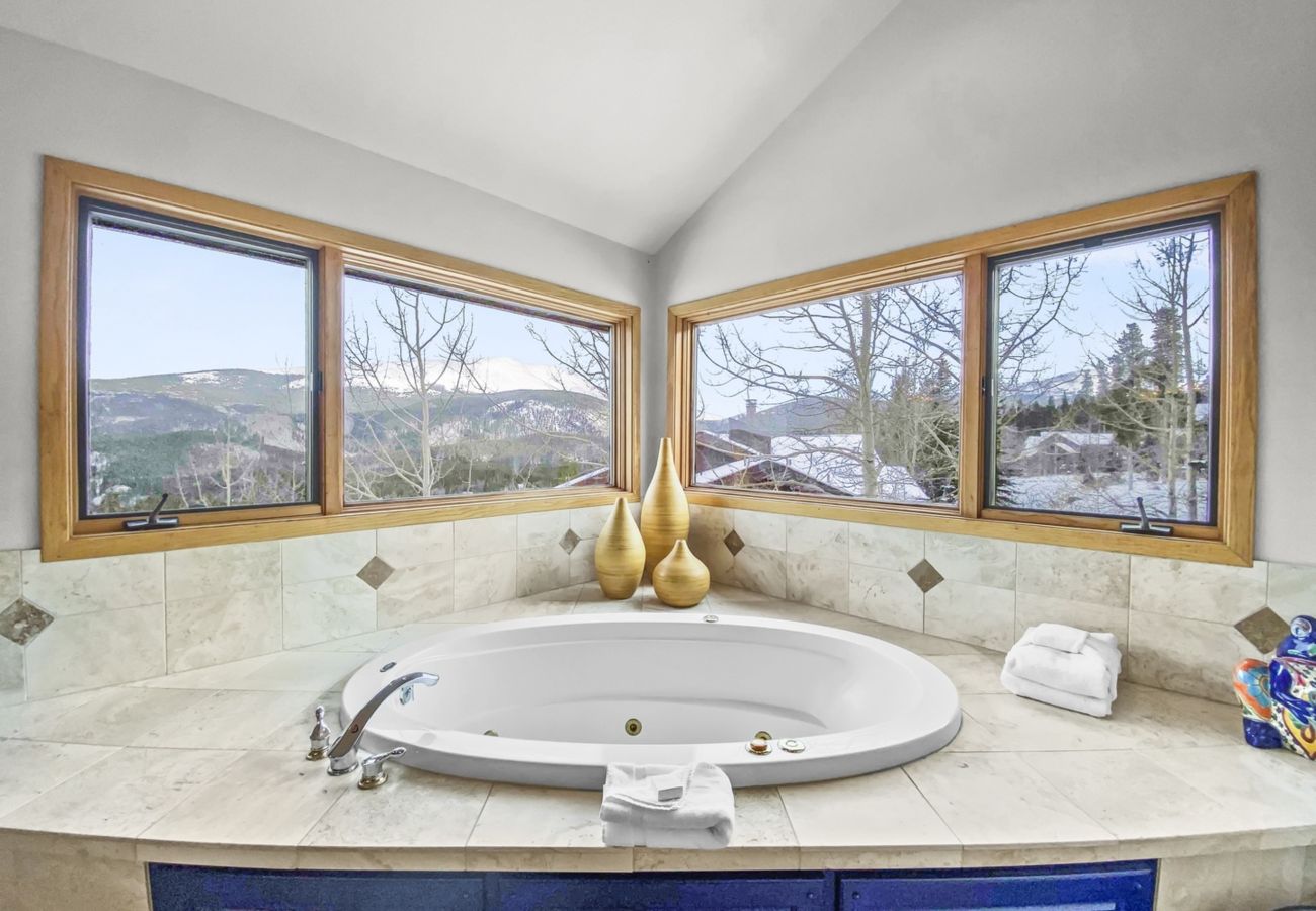 Townhouse in Breckenridge - Mountain Views & Private Hot Tub Near Peak 10