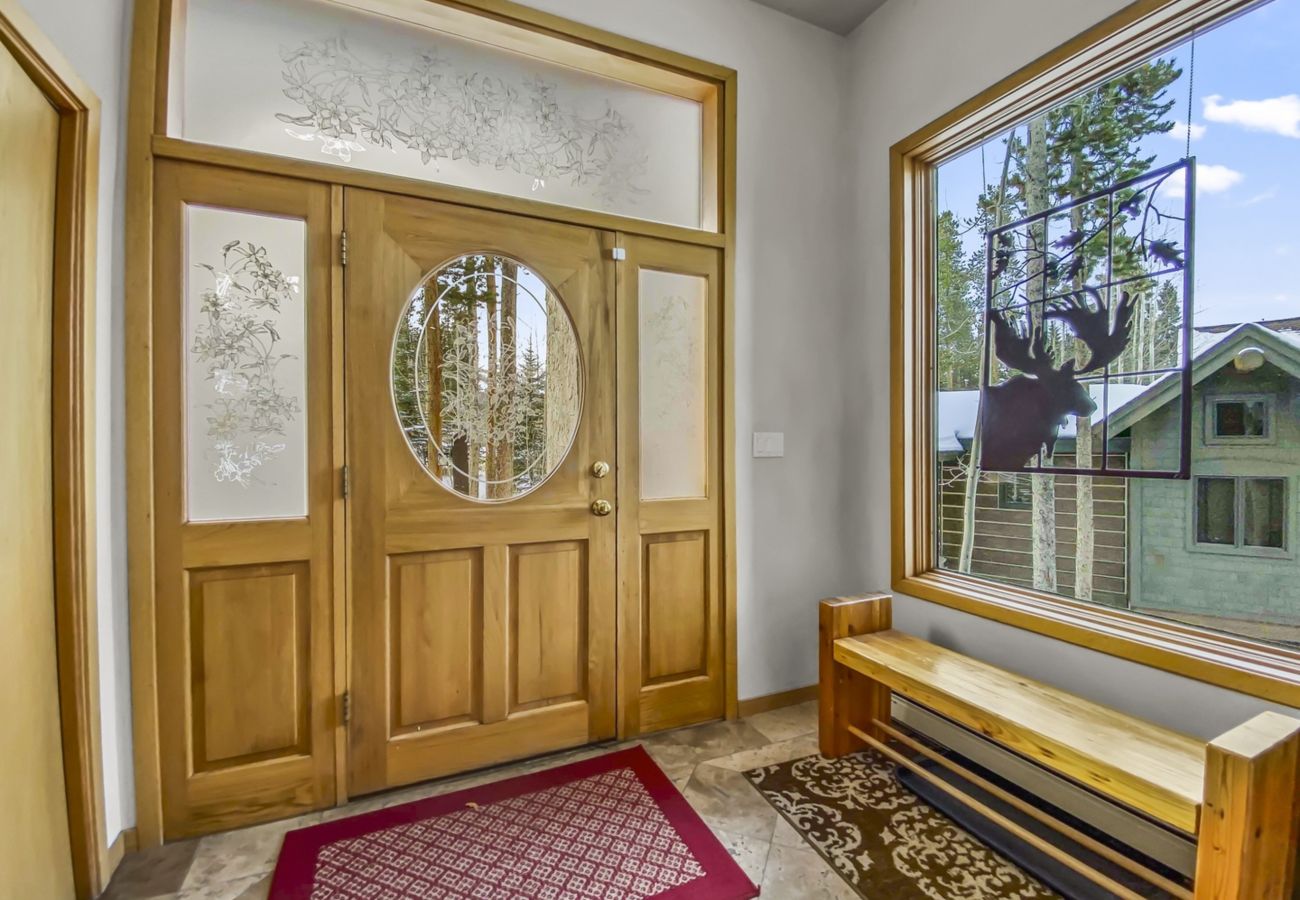 Townhouse in Breckenridge - Mountain Views & Private Hot Tub Near Peak 10