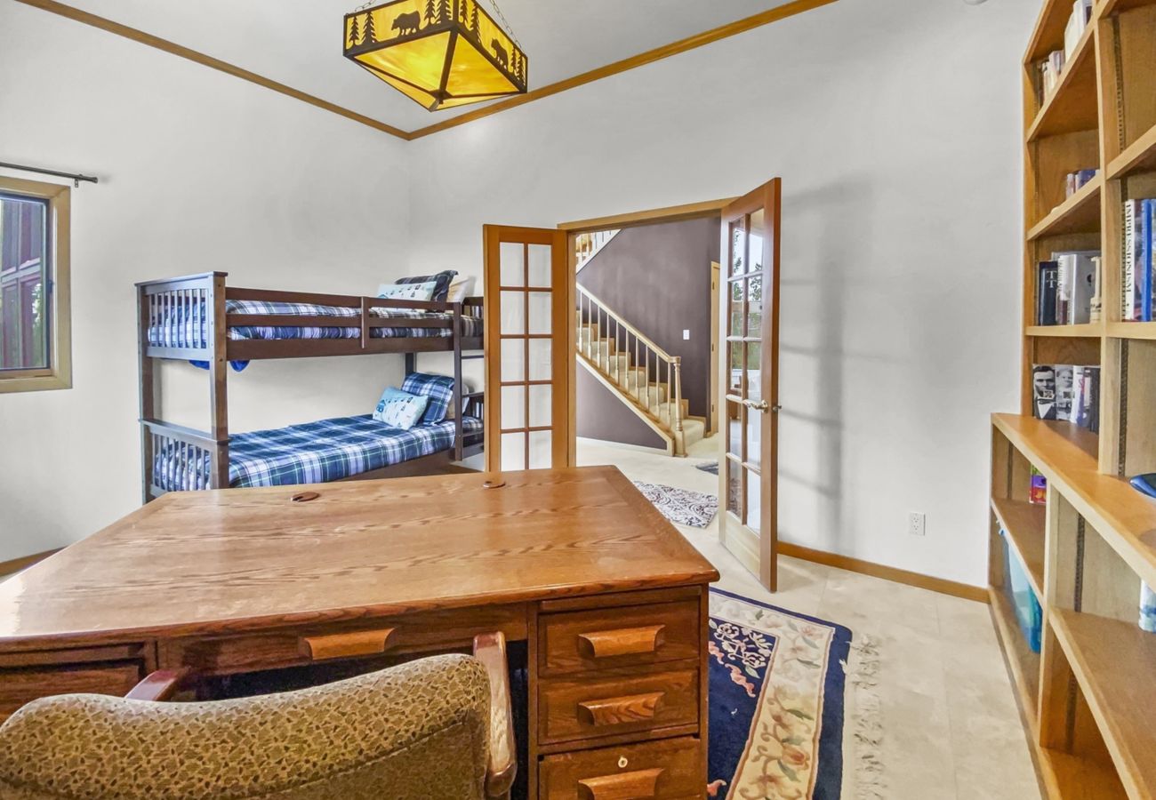 Townhouse in Breckenridge - Mountain Views & Private Hot Tub Near Peak 10
