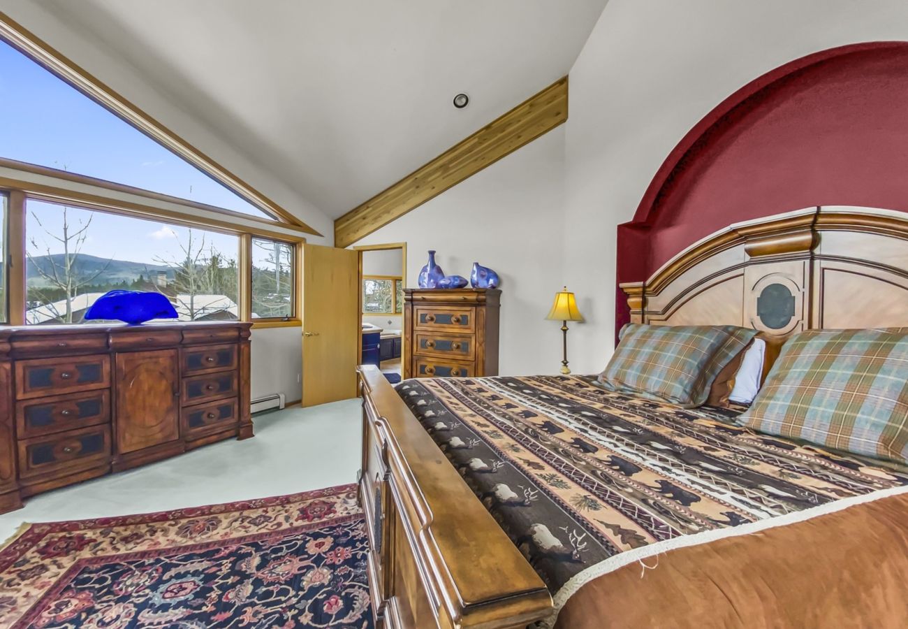 Townhouse in Breckenridge - Mountain Views & Private Hot Tub Near Peak 10