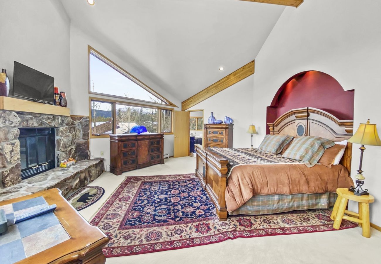 Townhouse in Breckenridge - Mountain Views & Private Hot Tub Near Peak 10