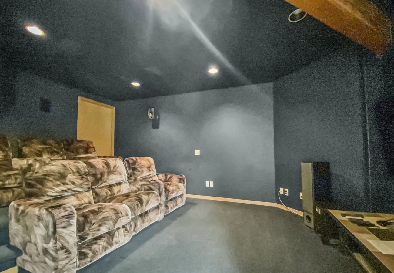 Townhouse in Breckenridge - Mountain Views & Private Hot Tub Near Peak 10