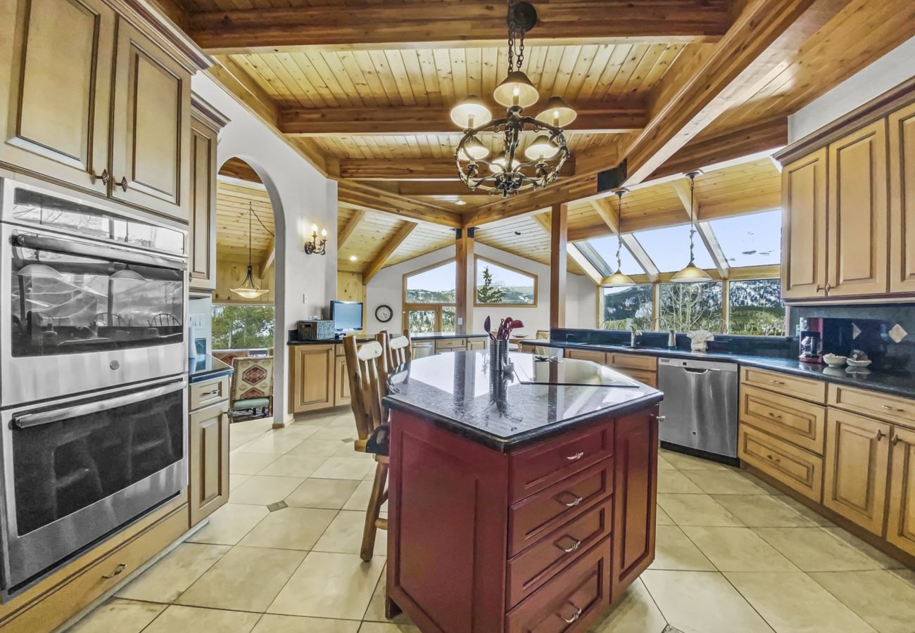 Townhouse in Breckenridge - Mountain Views & Private Hot Tub Near Peak 10