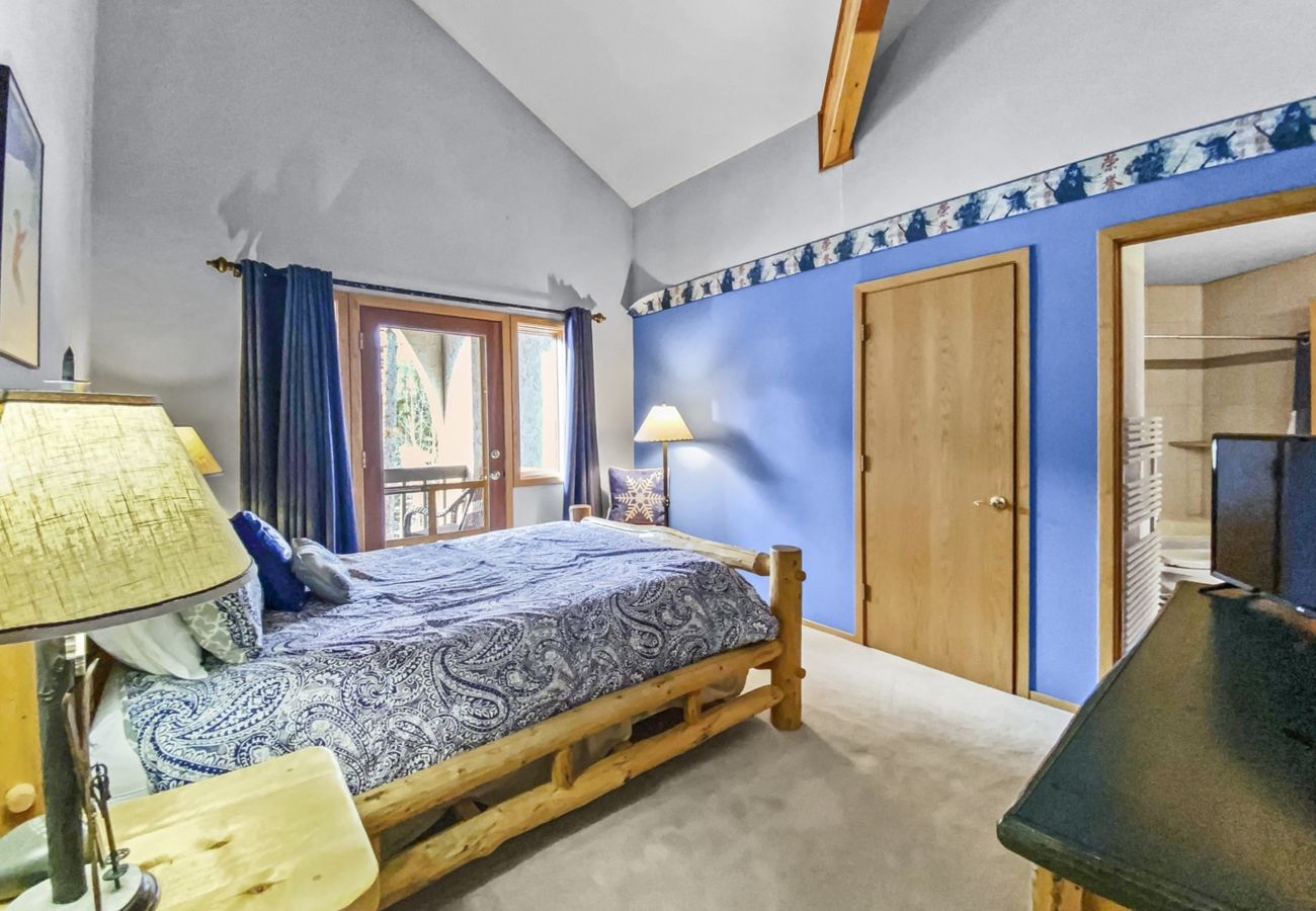 Townhouse in Breckenridge - Mountain Views & Private Hot Tub Near Peak 10
