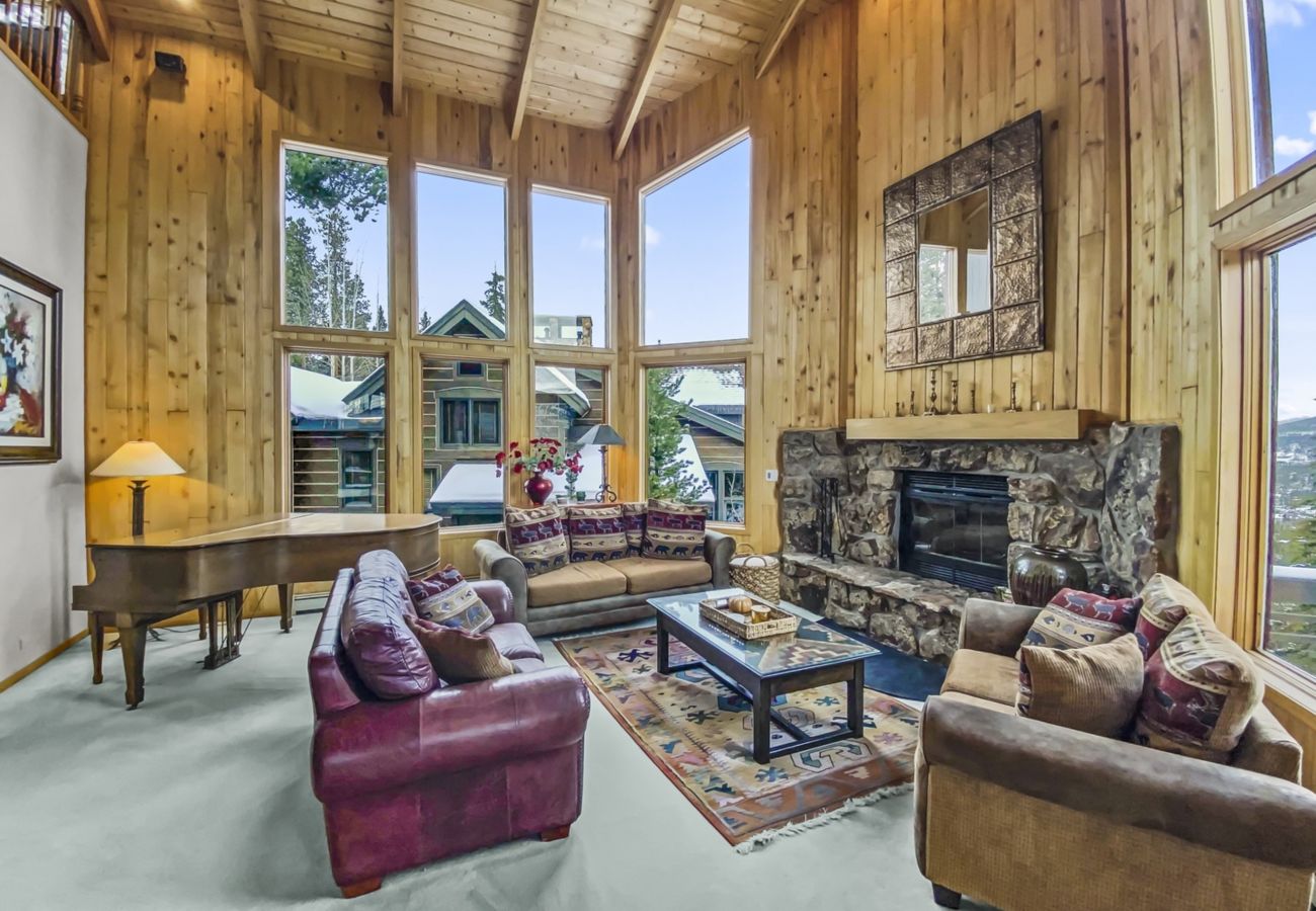 Townhouse in Breckenridge - Mountain Views & Private Hot Tub Near Peak 10