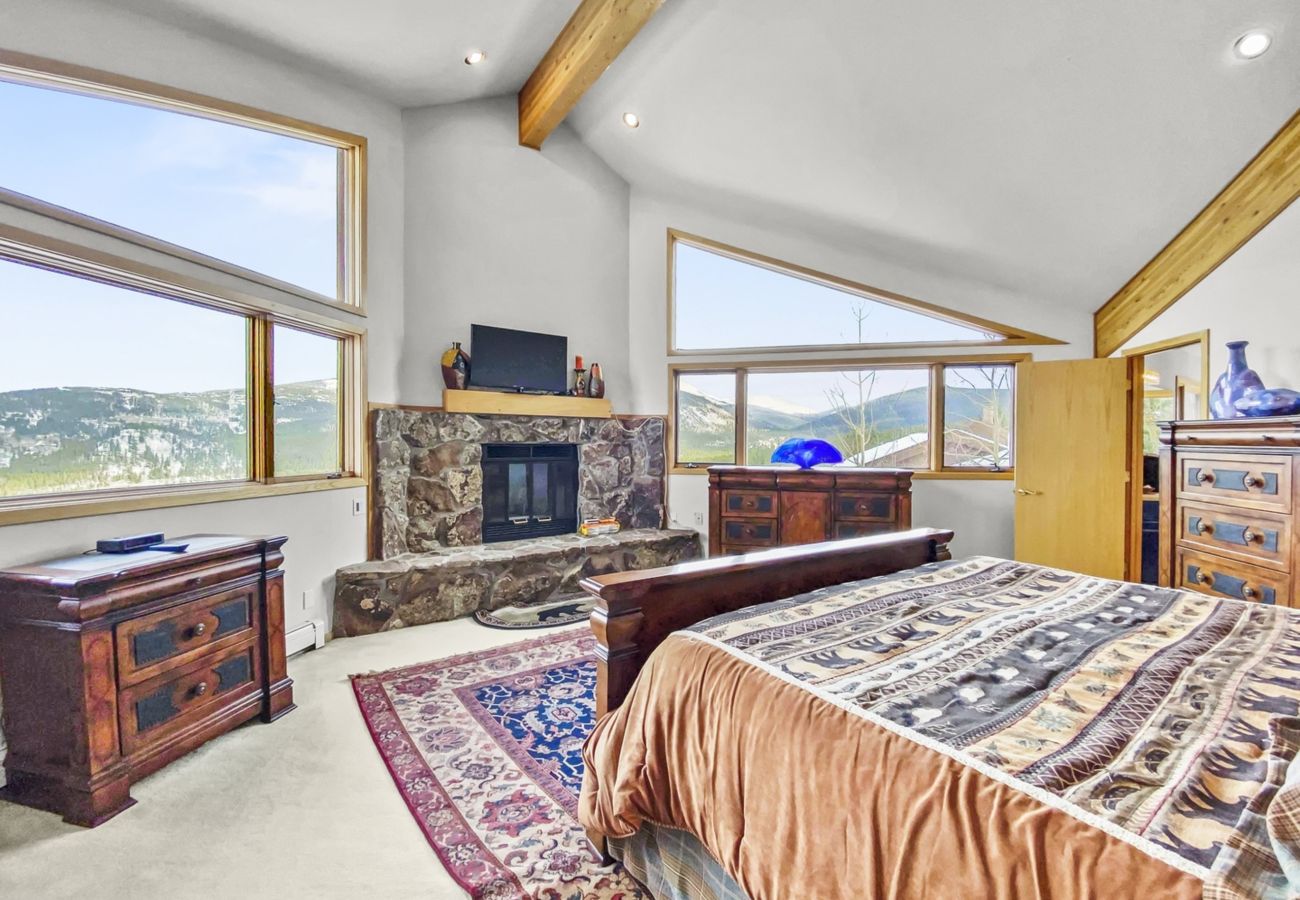 Townhouse in Breckenridge - Mountain Views & Private Hot Tub Near Peak 10