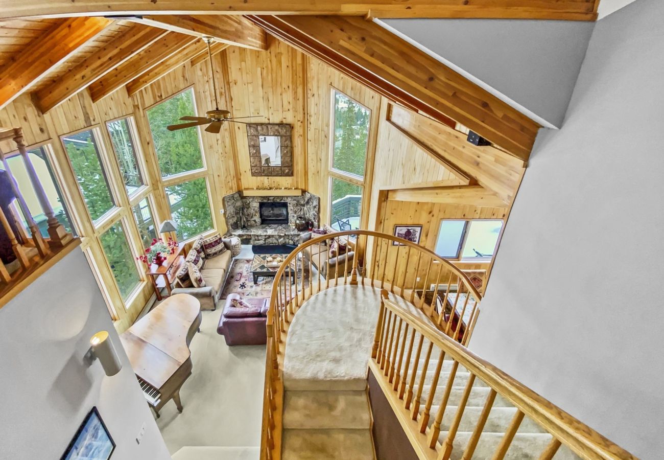 Townhouse in Breckenridge - Mountain Views & Private Hot Tub Near Peak 10
