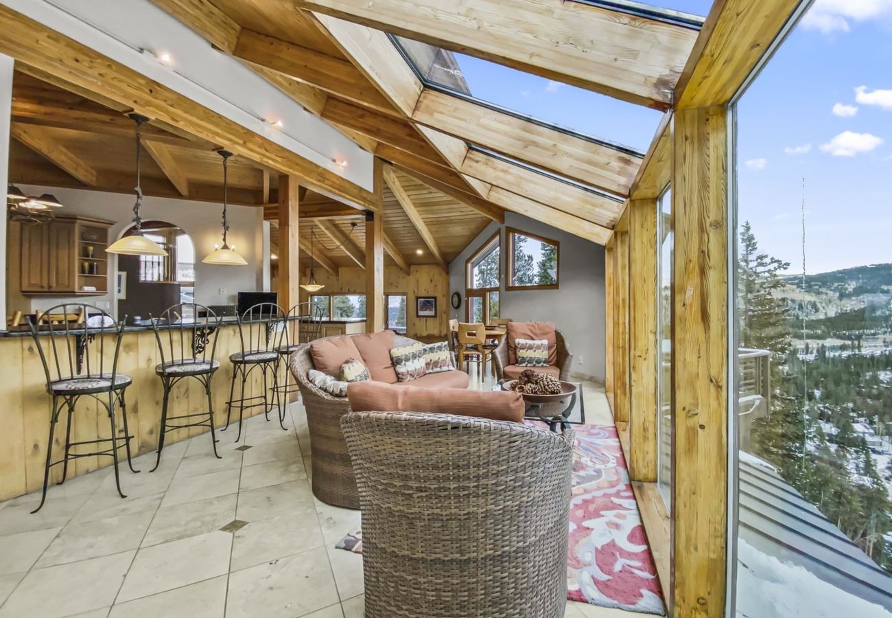 Townhouse in Breckenridge - Mountain Views & Private Hot Tub Near Peak 10