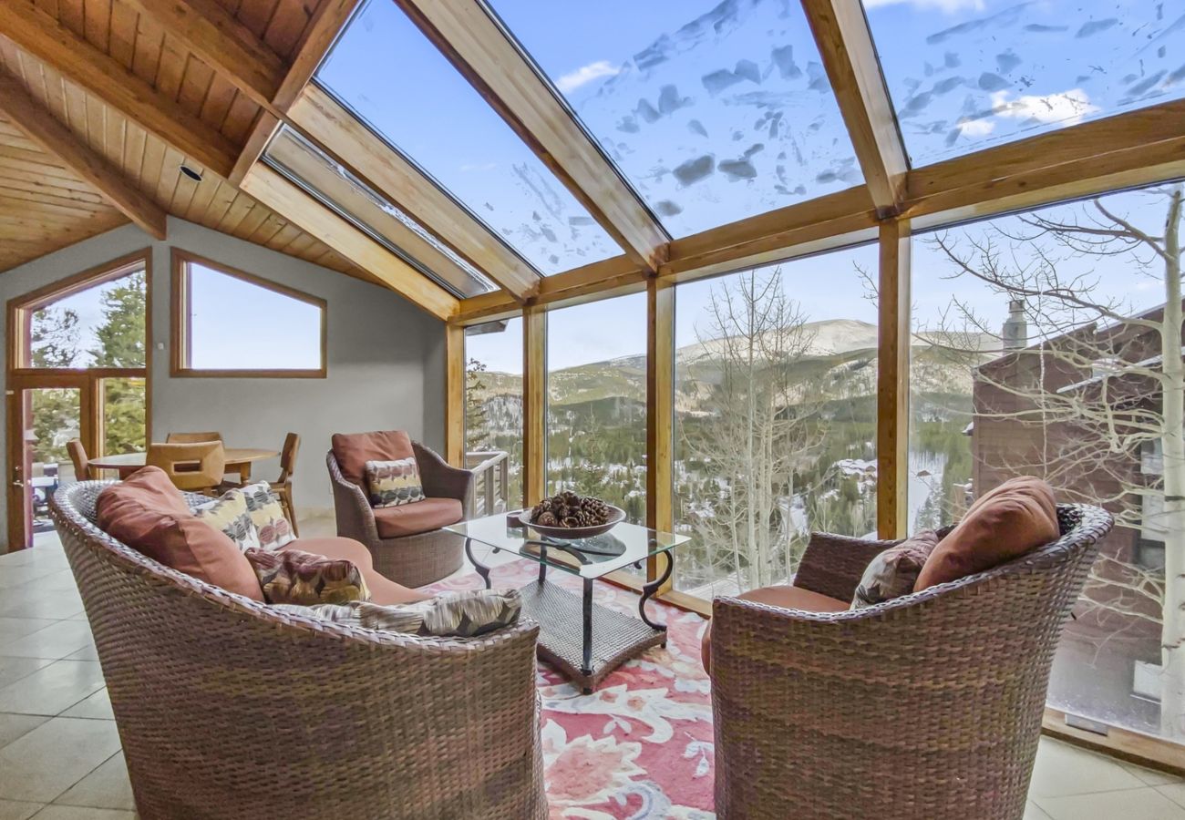 Townhouse in Breckenridge - Mountain Views & Private Hot Tub Near Peak 10