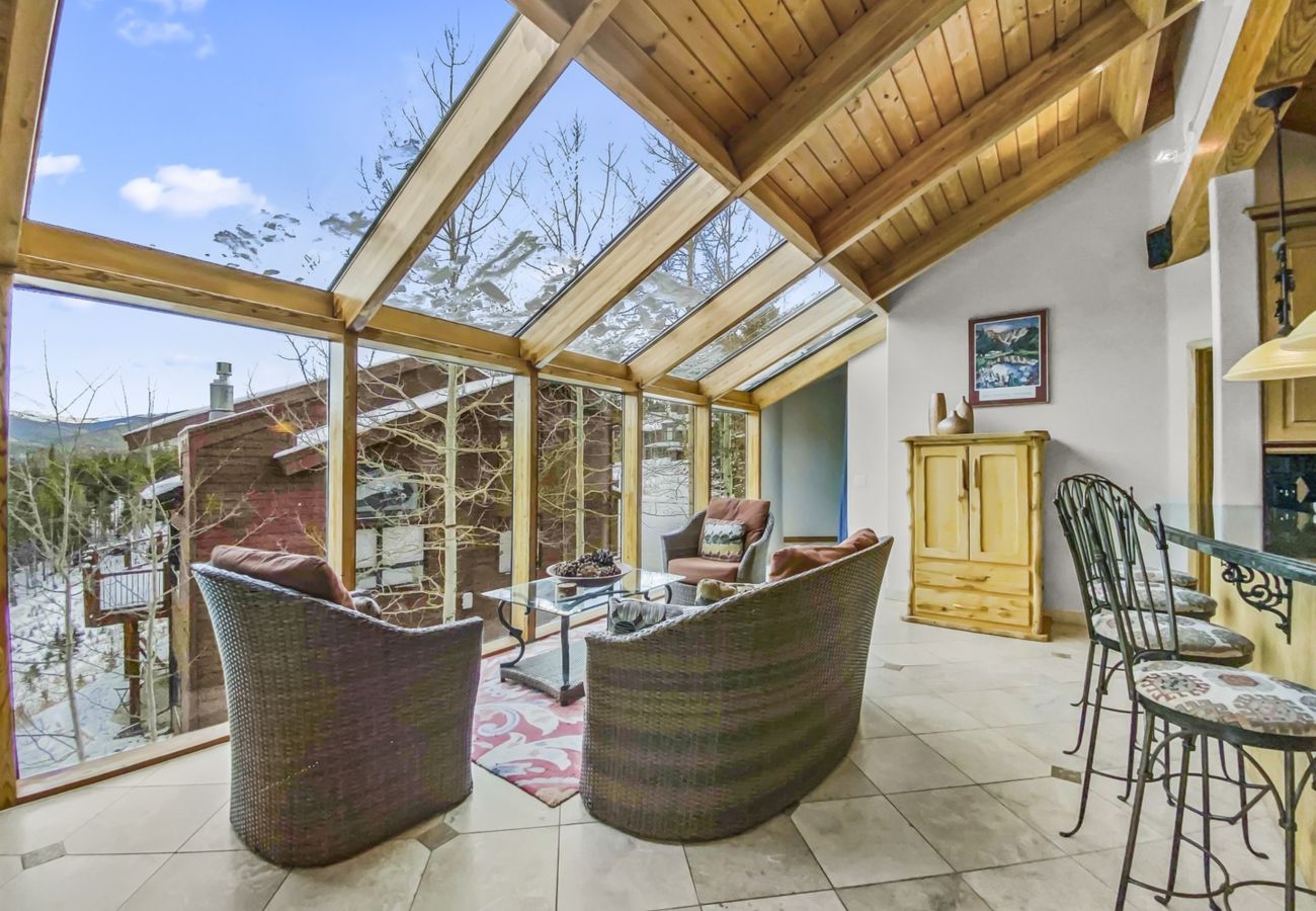 Townhouse in Breckenridge - Mountain Views & Private Hot Tub Near Peak 10