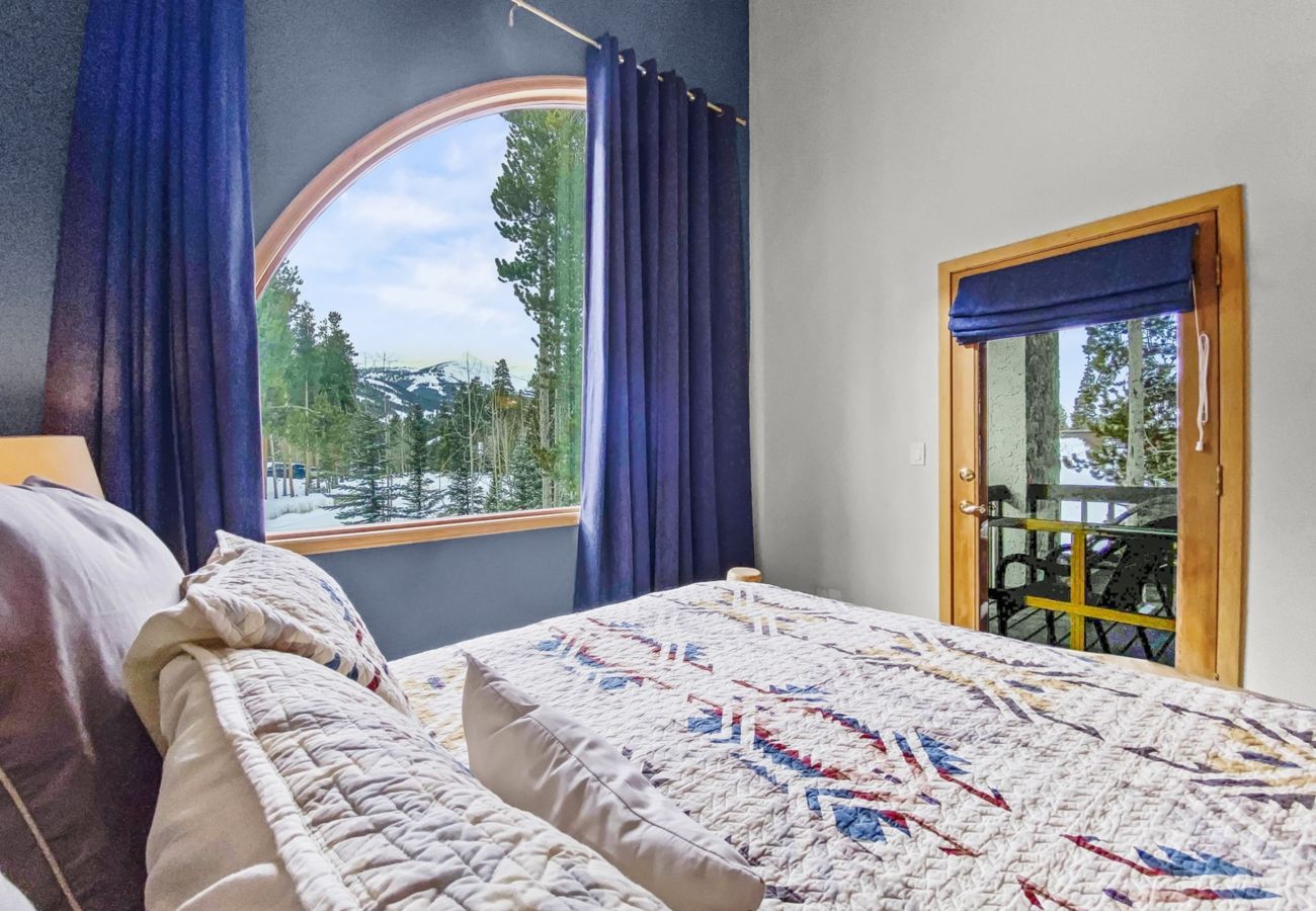 Townhouse in Breckenridge - Mountain Views & Private Hot Tub Near Peak 10
