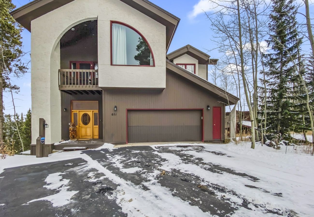 Townhouse in Breckenridge - Mountain Views & Private Hot Tub Near Peak 10