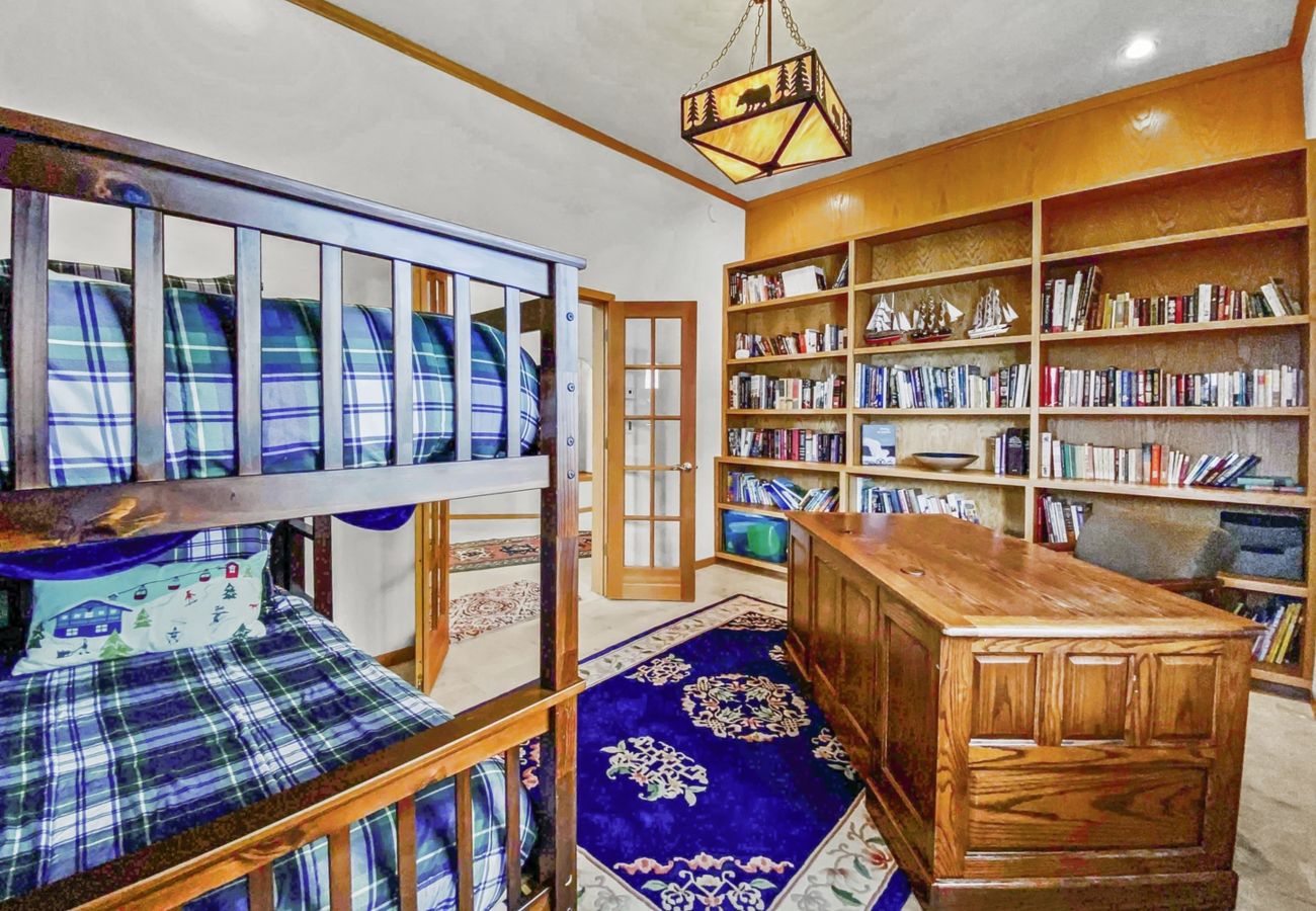 Townhouse in Breckenridge - Mountain Views & Private Hot Tub Near Peak 10