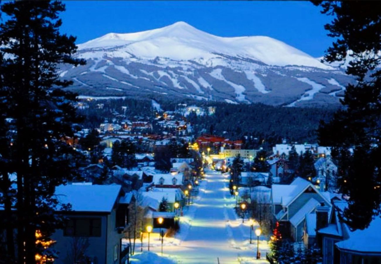 Townhouse in Breckenridge - Mountain Views & Private Hot Tub Near Peak 10