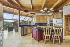 Townhouse in Breckenridge - Mountain Views & Private Hot Tub Near Peak 10