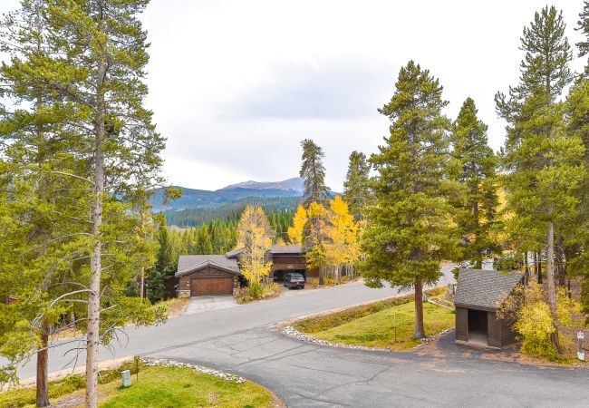 Condominium in Breckenridge - Tyra Summit Bluebird Condo • Ski in/out! • Pool+Hot Tubs Condominium in Breckenridge - Tyra Summit Bluebird Condo • Ski in/out! • Pool+Hot Tubs