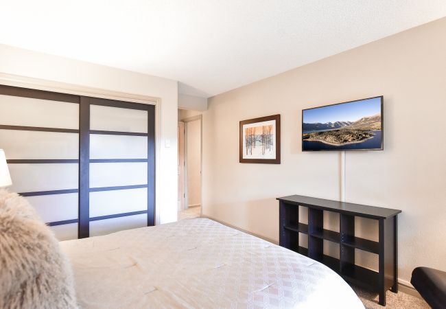 Condominium in Breckenridge - Tyra Summit Bluebird Condo • Ski in/out! • Pool+Hot Tubs Condominium in Breckenridge - Tyra Summit Bluebird Condo • Ski in/out! • Pool+Hot Tubs