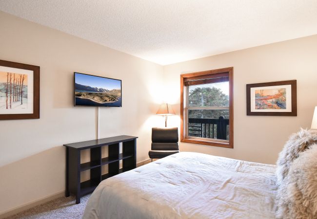 Condominium in Breckenridge - Tyra Summit Bluebird Condo • Ski in/out! • Pool+Hot Tubs Condominium in Breckenridge - Tyra Summit Bluebird Condo • Ski in/out! • Pool+Hot Tubs