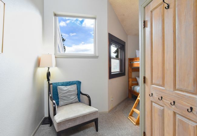 Condominium in Breckenridge - Tyra Summit Bluebird Condo • Ski in/out! • Pool+Hot Tubs Condominium in Breckenridge - Tyra Summit Bluebird Condo • Ski in/out! • Pool+Hot Tubs
