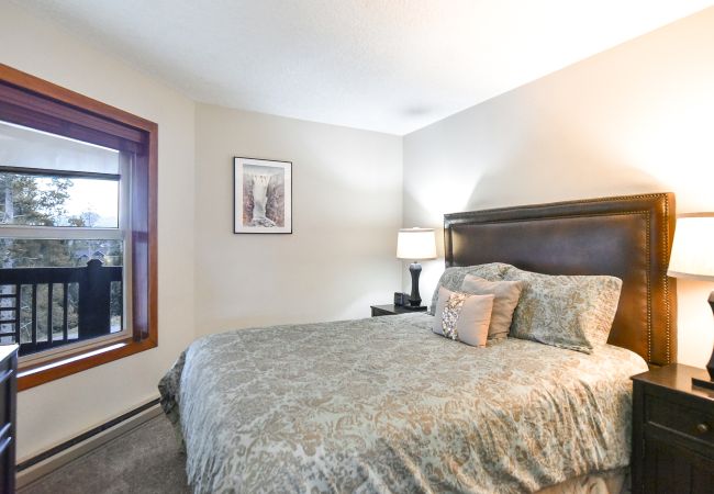 Condominium in Breckenridge - Tyra Summit Bluebird Condo • Ski in/out! • Pool+Hot Tubs Condominium in Breckenridge - Tyra Summit Bluebird Condo • Ski in/out! • Pool+Hot Tubs