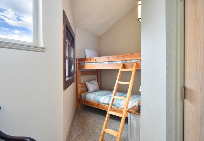 Condominium in Breckenridge - Tyra Summit Bluebird Condo • Ski in/out! • Pool+Hot Tubs Condominium in Breckenridge - Tyra Summit Bluebird Condo • Ski in/out! • Pool+Hot Tubs