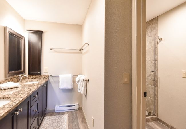 Condominium in Breckenridge - Tyra Summit Bluebird Condo • Ski in/out! • Pool+Hot Tubs Condominium in Breckenridge - Tyra Summit Bluebird Condo • Ski in/out! • Pool+Hot Tubs