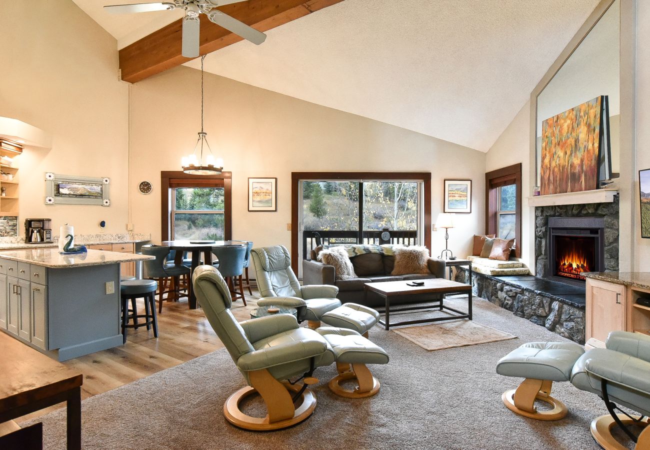 Condominium in Breckenridge - Tyra Summit Bluebird Condo • Ski in/out! • Pool+Hot Tubs Condominium in Breckenridge - Tyra Summit Bluebird Condo • Ski in/out! • Pool+Hot Tubs