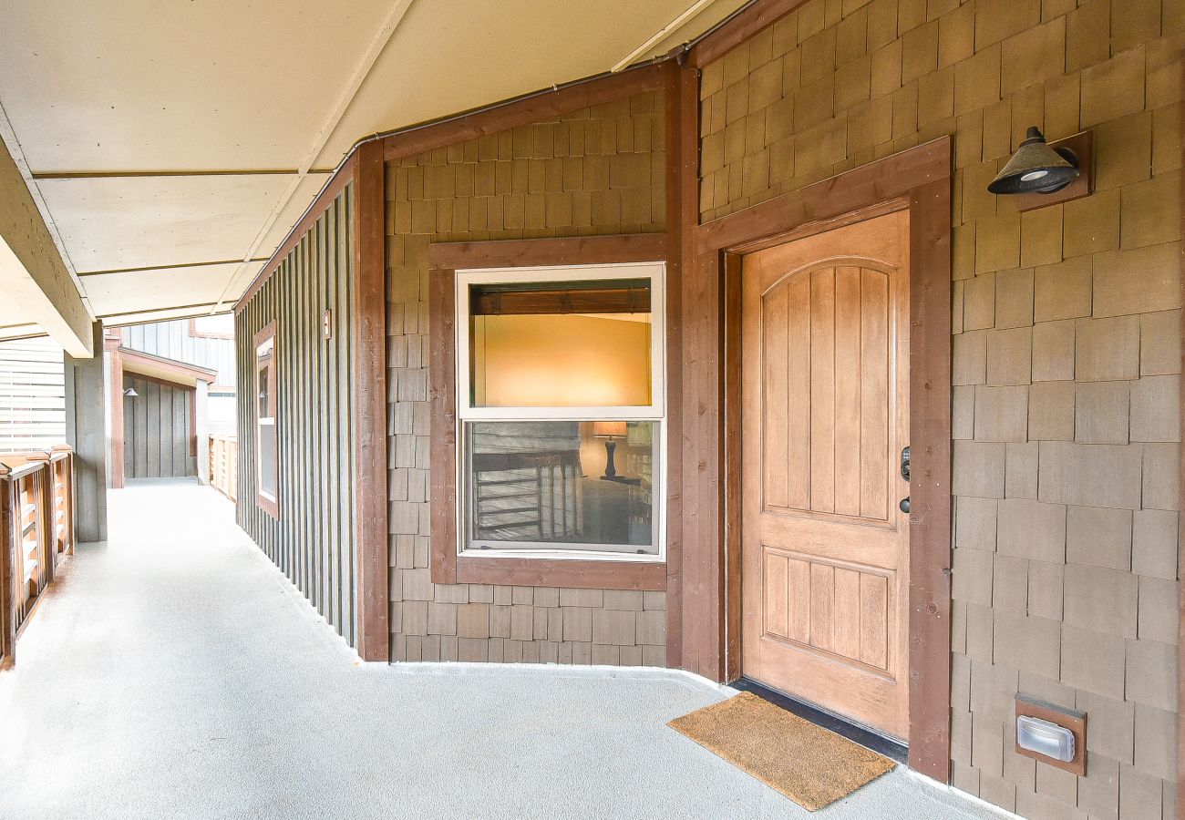 Condominium in Breckenridge - Tyra Summit Bluebird Condo • Ski in/out! • Pool+Hot Tubs Condominium in Breckenridge - Tyra Summit Bluebird Condo • Ski in/out! • Pool+Hot Tubs