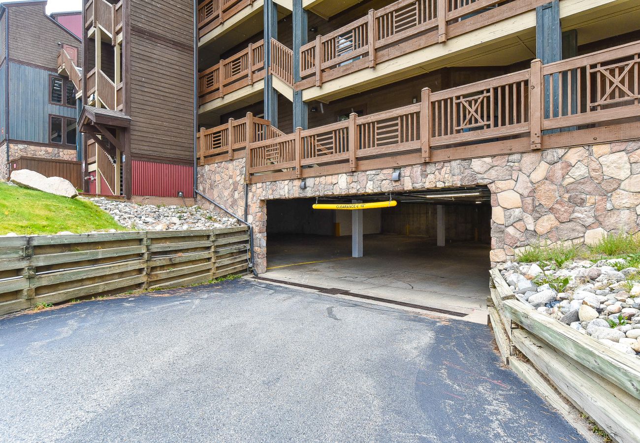 Condominium in Breckenridge - Tyra Summit Bluebird Condo • Ski in/out! • Pool+Hot Tubs Condominium in Breckenridge - Tyra Summit Bluebird Condo • Ski in/out! • Pool+Hot Tubs