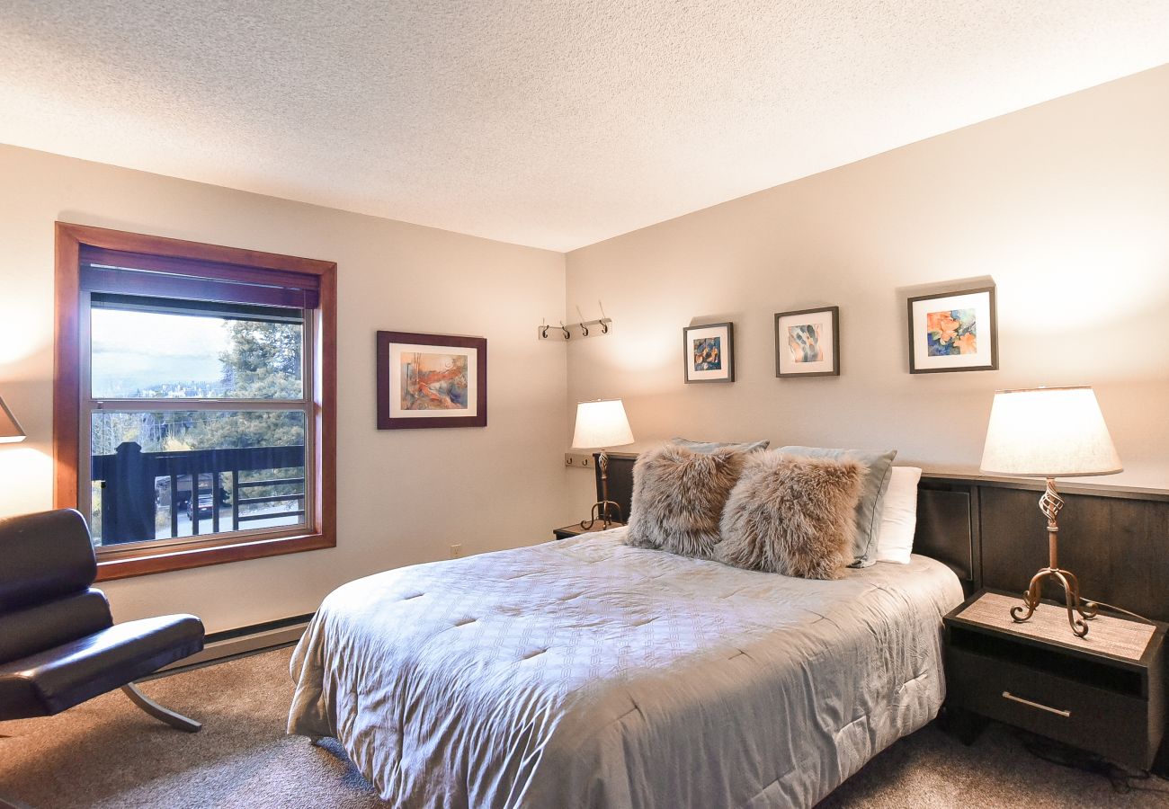 Condominium in Breckenridge - Tyra Summit Bluebird Condo • Ski in/out! • Pool+Hot Tubs Condominium in Breckenridge - Tyra Summit Bluebird Condo • Ski in/out! • Pool+Hot Tubs