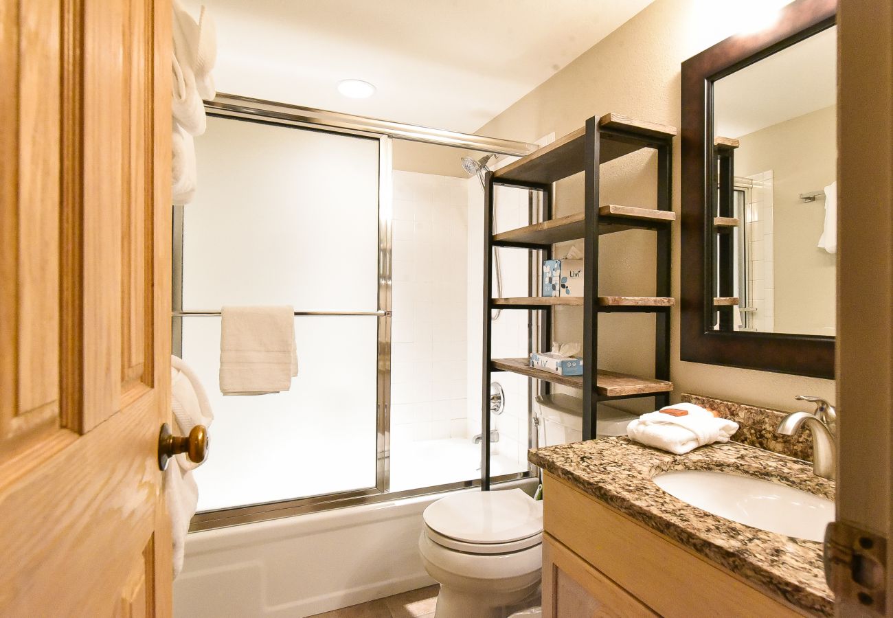 Condominium in Breckenridge - Tyra Summit Bluebird Condo • Ski in/out! • Pool+Hot Tubs Condominium in Breckenridge - Tyra Summit Bluebird Condo • Ski in/out! • Pool+Hot Tubs