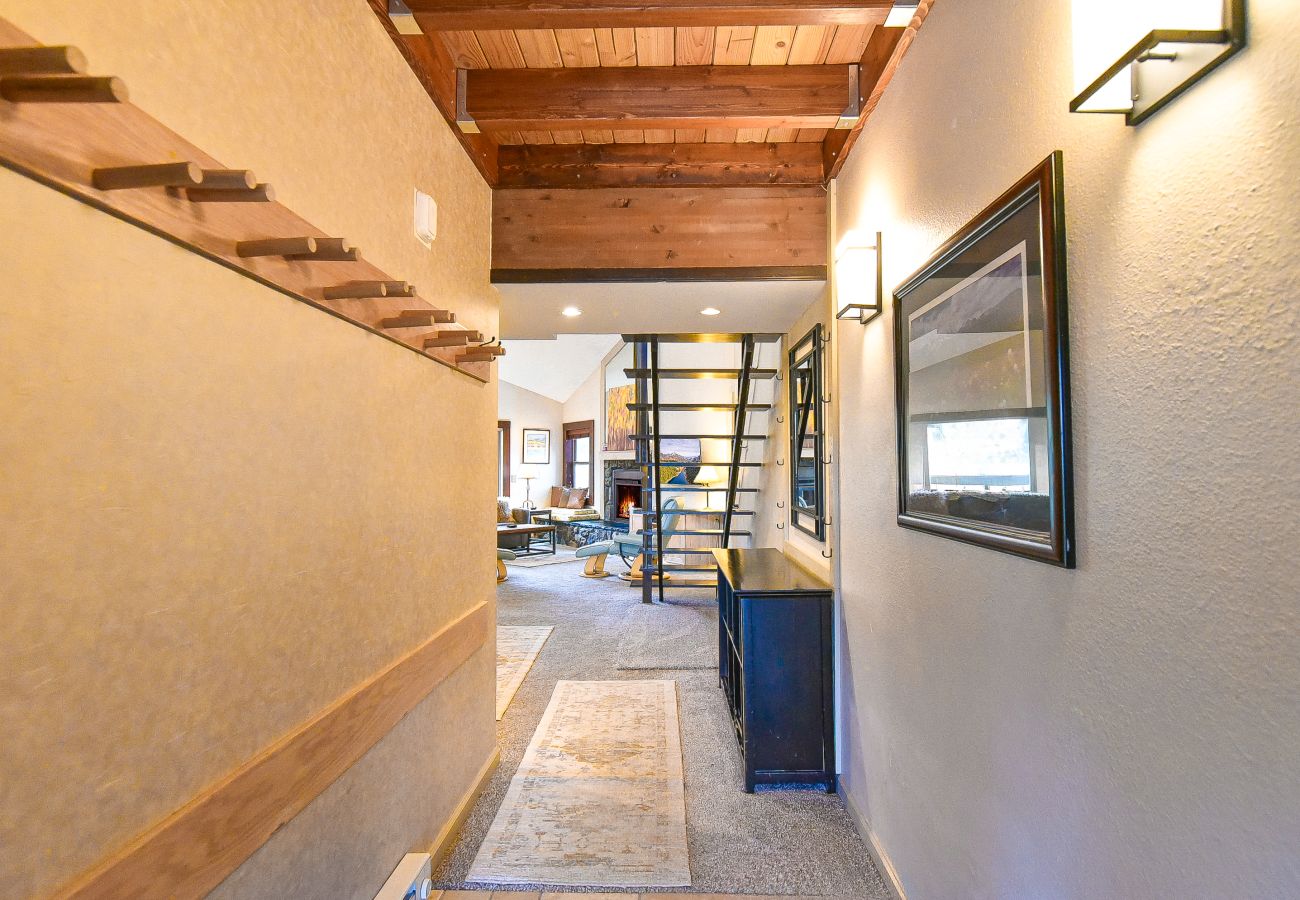 Condominium in Breckenridge - Tyra Summit Bluebird Condo • Ski in/out! • Pool+Hot Tubs Condominium in Breckenridge - Tyra Summit Bluebird Condo • Ski in/out! • Pool+Hot Tubs