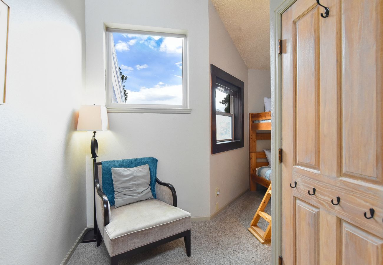Condominium in Breckenridge - Tyra Summit Bluebird Condo • Ski in/out! • Pool+Hot Tubs Condominium in Breckenridge - Tyra Summit Bluebird Condo • Ski in/out! • Pool+Hot Tubs