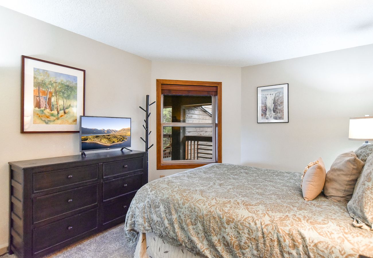 Condominium in Breckenridge - Tyra Summit Bluebird Condo • Ski in/out! • Pool+Hot Tubs Condominium in Breckenridge - Tyra Summit Bluebird Condo • Ski in/out! • Pool+Hot Tubs