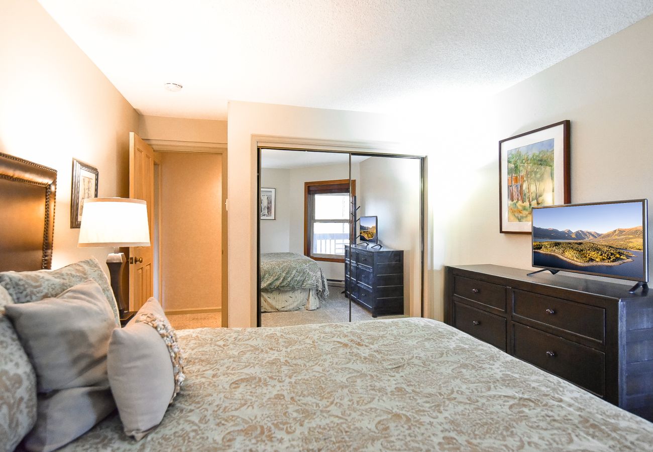 Condominium in Breckenridge - Tyra Summit Bluebird Condo • Ski in/out! • Pool+Hot Tubs Condominium in Breckenridge - Tyra Summit Bluebird Condo • Ski in/out! • Pool+Hot Tubs