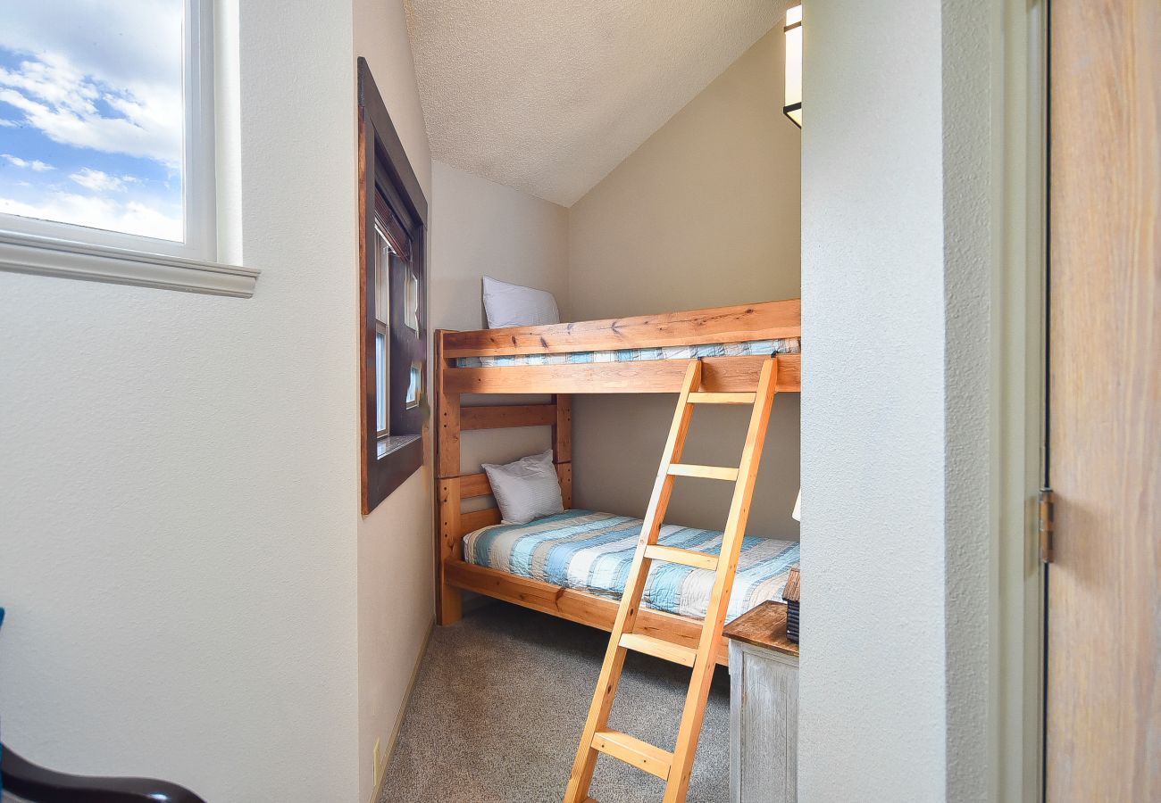 Condominium in Breckenridge - Tyra Summit Bluebird Condo • Ski in/out! • Pool+Hot Tubs Condominium in Breckenridge - Tyra Summit Bluebird Condo • Ski in/out! • Pool+Hot Tubs