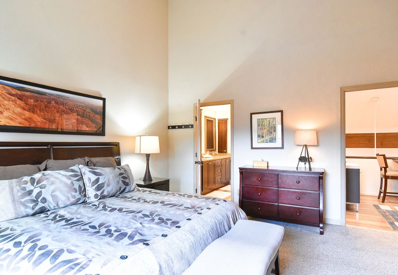 Condominium in Breckenridge - Tyra Summit Bluebird Condo • Ski in/out! • Pool+Hot Tubs Condominium in Breckenridge - Tyra Summit Bluebird Condo • Ski in/out! • Pool+Hot Tubs