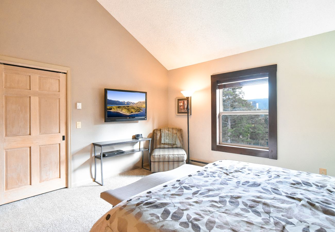 Condominium in Breckenridge - Tyra Summit Bluebird Condo • Ski in/out! • Pool+Hot Tubs Condominium in Breckenridge - Tyra Summit Bluebird Condo • Ski in/out! • Pool+Hot Tubs