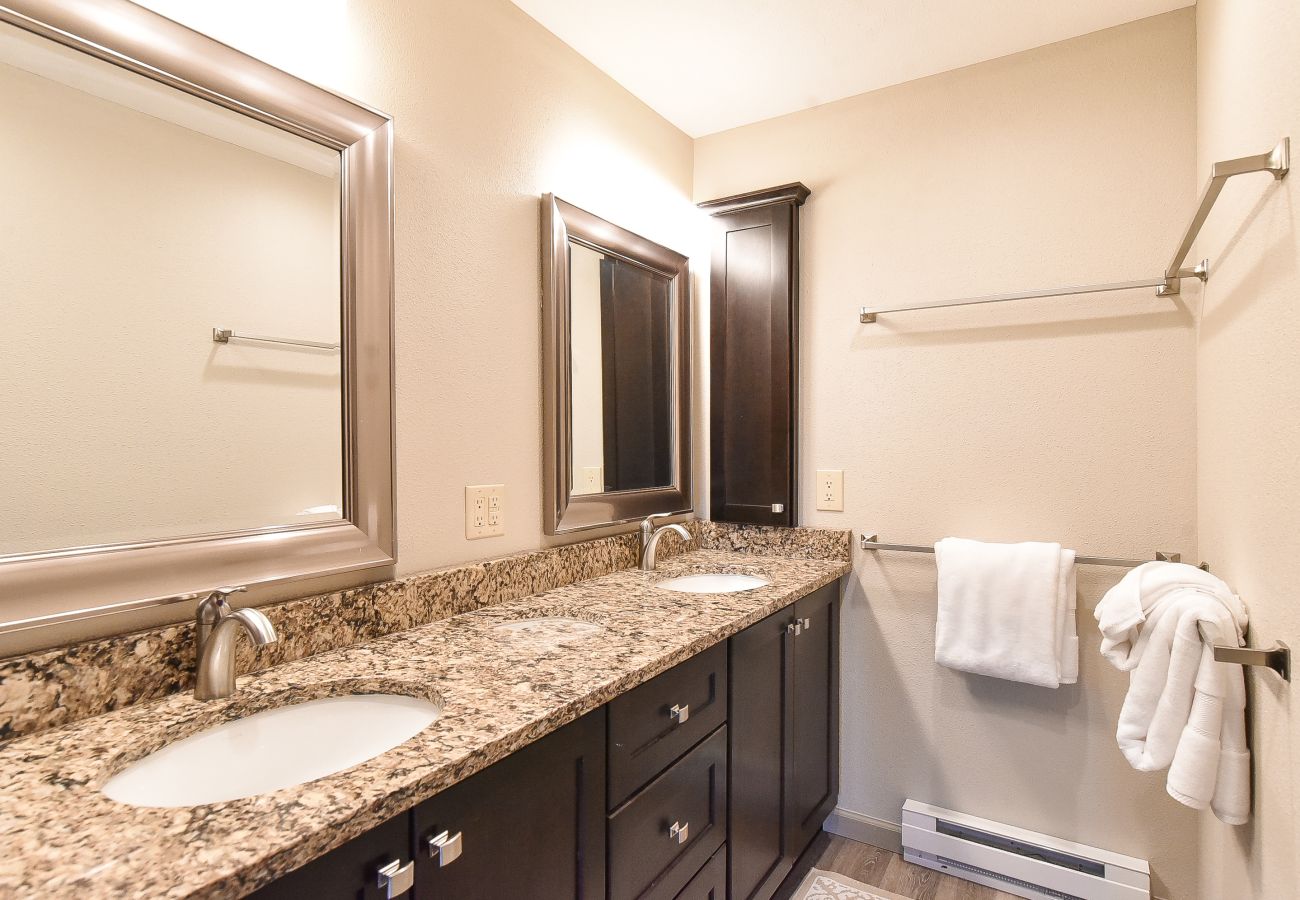 Condominium in Breckenridge - Tyra Summit Bluebird Condo • Ski in/out! • Pool+Hot Tubs Condominium in Breckenridge - Tyra Summit Bluebird Condo • Ski in/out! • Pool+Hot Tubs