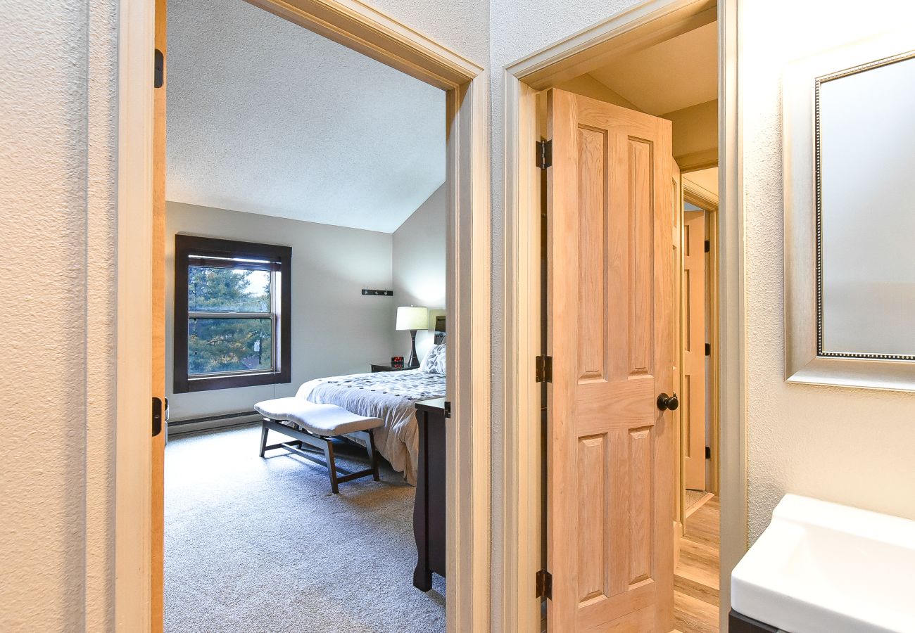 Condominium in Breckenridge - Tyra Summit Bluebird Condo • Ski in/out! • Pool+Hot Tubs Condominium in Breckenridge - Tyra Summit Bluebird Condo • Ski in/out! • Pool+Hot Tubs