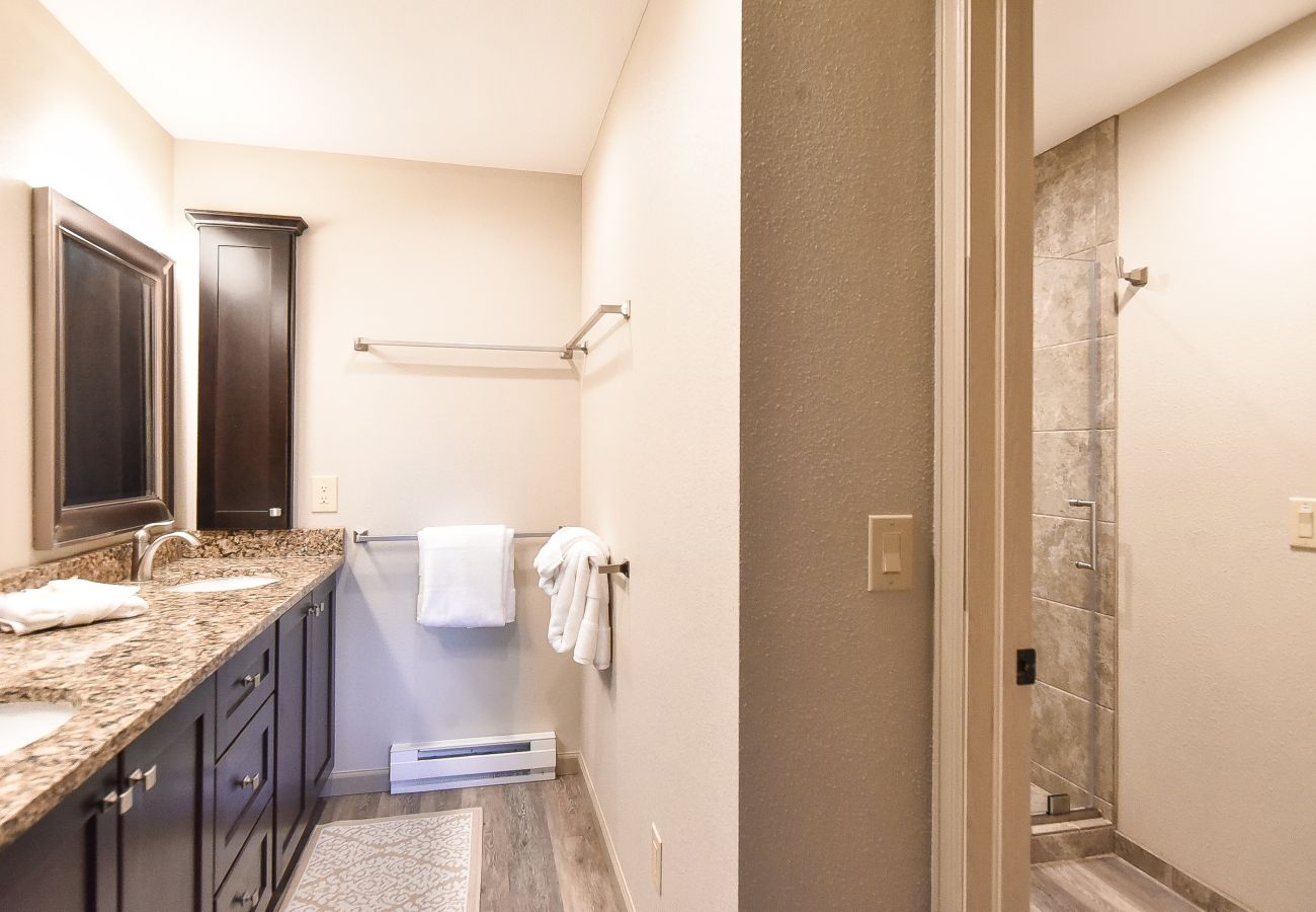 Condominium in Breckenridge - Tyra Summit Bluebird Condo • Ski in/out! • Pool+Hot Tubs Condominium in Breckenridge - Tyra Summit Bluebird Condo • Ski in/out! • Pool+Hot Tubs