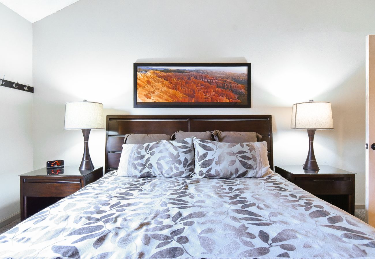 Condominium in Breckenridge - Tyra Summit Bluebird Condo • Ski in/out! • Pool+Hot Tubs Condominium in Breckenridge - Tyra Summit Bluebird Condo • Ski in/out! • Pool+Hot Tubs