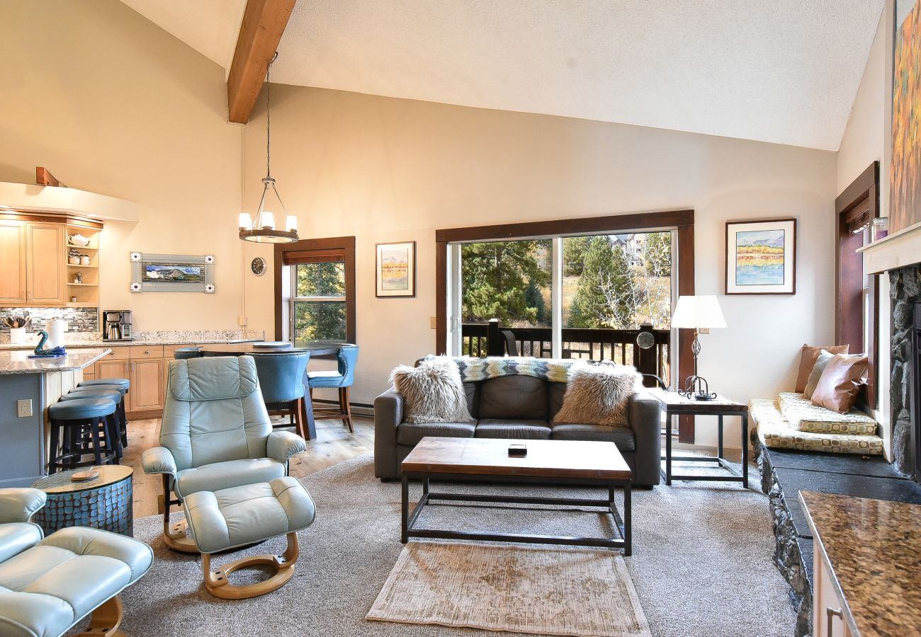 Condominium in Breckenridge - Tyra Summit Bluebird Condo • Ski in/out! • Pool+Hot Tubs Condominium in Breckenridge - Tyra Summit Bluebird Condo • Ski in/out! • Pool+Hot Tubs