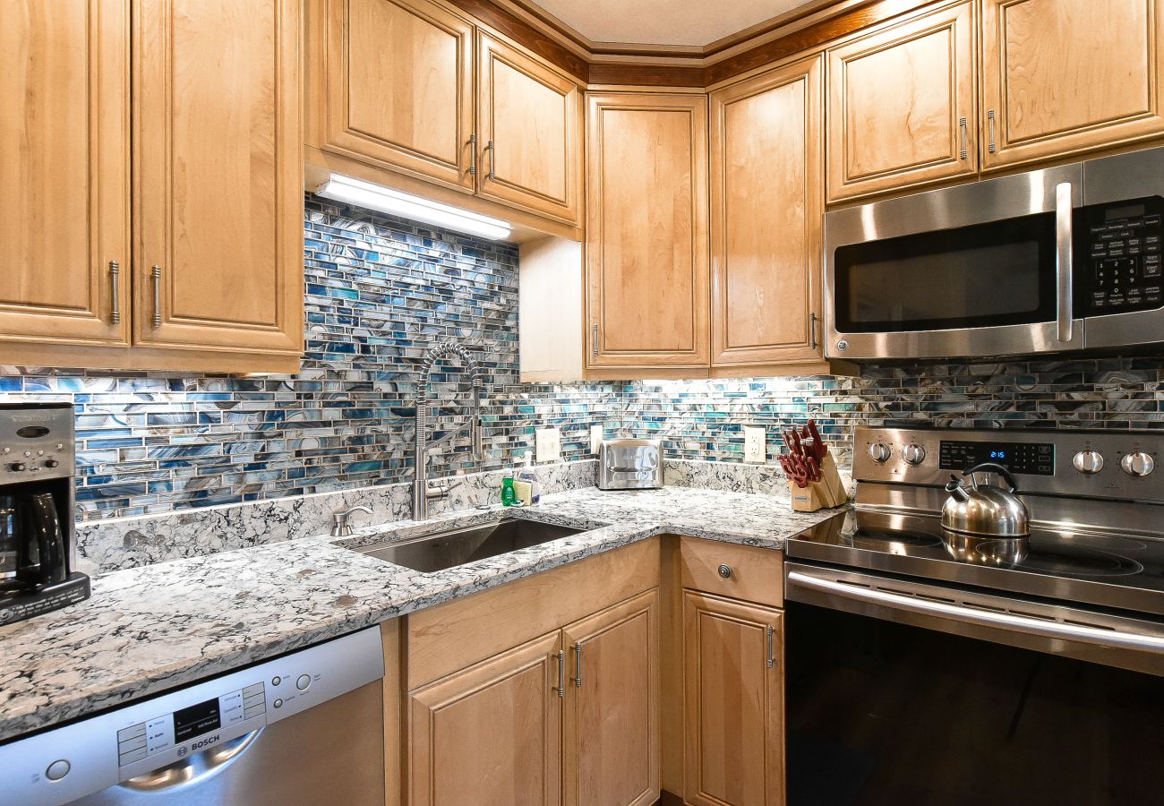 Condominium in Breckenridge - Tyra Summit Bluebird Condo • Ski in/out! • Pool+Hot Tubs Condominium in Breckenridge - Tyra Summit Bluebird Condo • Ski in/out! • Pool+Hot Tubs