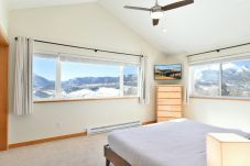House in Silverthorne - Amazing Views, perfect for families, private while close to town