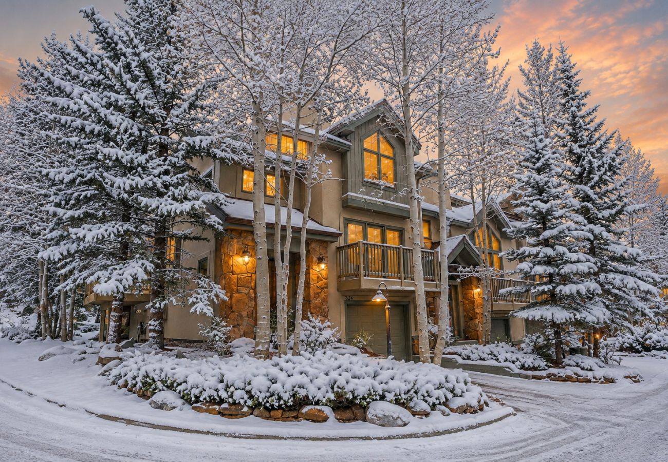 Townhouse in Breckenridge - Private Hot Tub + 3 Min Walk to Snowflake Lift