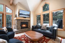 Townhouse in Breckenridge - Private Hot Tub + 3 Min Walk to Snowflake Lift